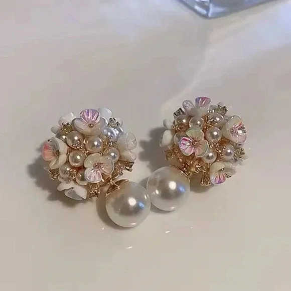 Perla White Shell Flower Stud Earrings - Picture 5 of 13